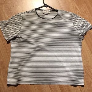 A women’s XL tee